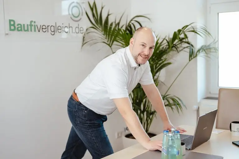 Salomon Davin im Beratungsgespräch zur Baufinanzierung ohne Eigenkapital