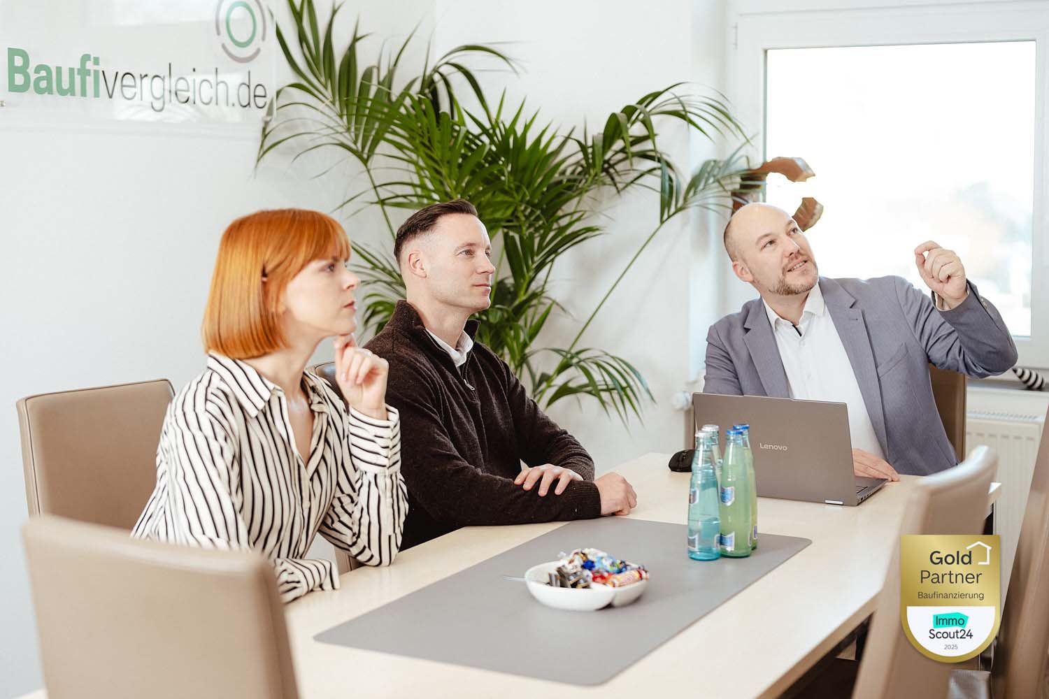 Salomon Davin berät Kunden zur Baufinanzierung im Büro Kassel - Baufivergleich.de Gold Partner ImmoScout24