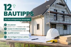 12 Bautipps für Dein erfolgreiches Bauprojekt: Bauplan, Bauhelm und Werkzeug auf Holztisch vor Einfamilienhaus mit Gerüst