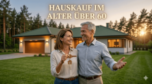 Ein glückliches älteres Paar steht lächelnd vor einem modernen, neu gebauten Bungalow im Grünen und hält einen Hausschlüssel in der Hand, passend zum Thema Hauskauf im Alter über 60.