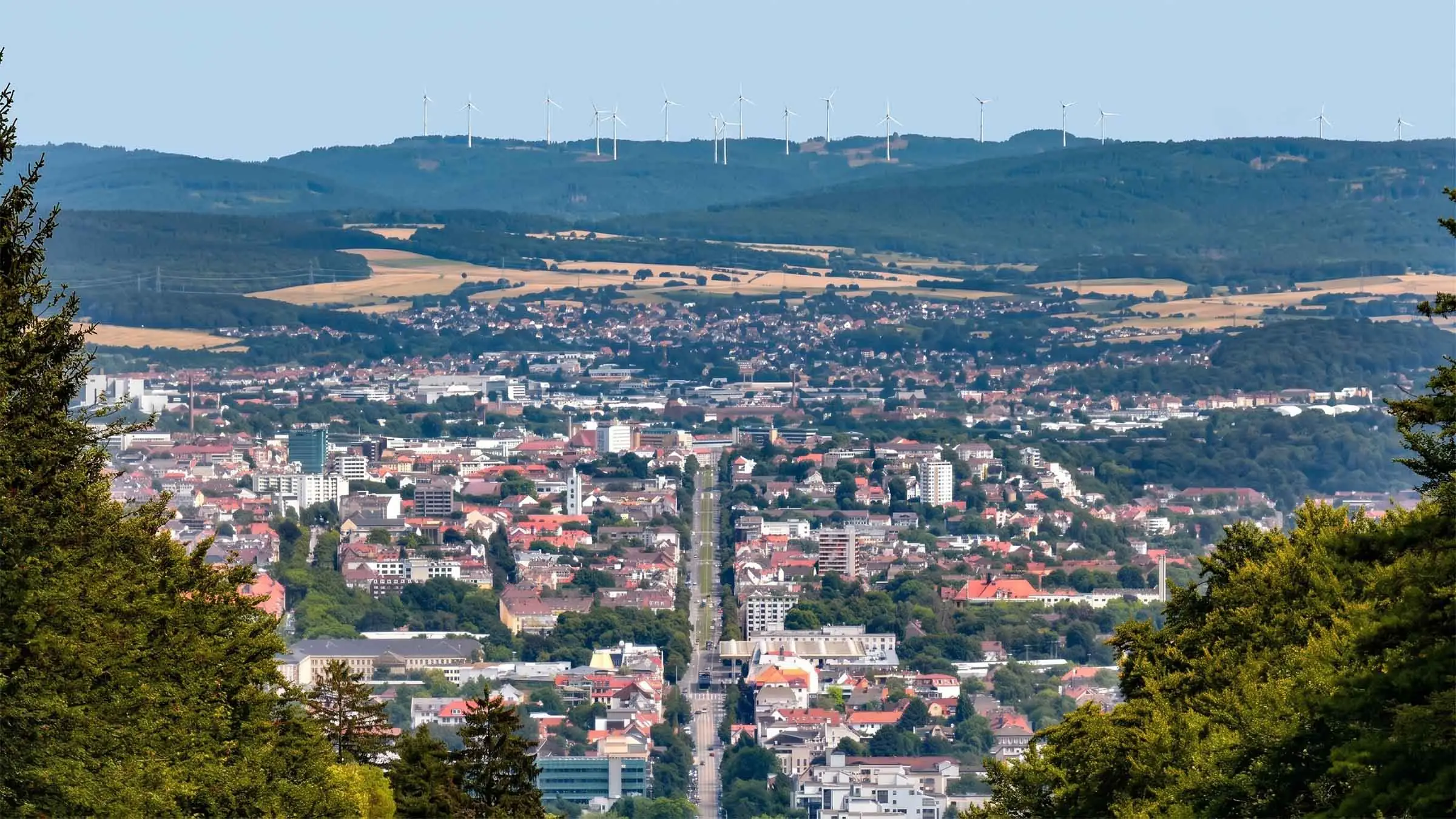 Blick über Kassel mit Habichtswald im Hintergrund, Standort von Baufivergleich.de in der Wolfhager Straße 323