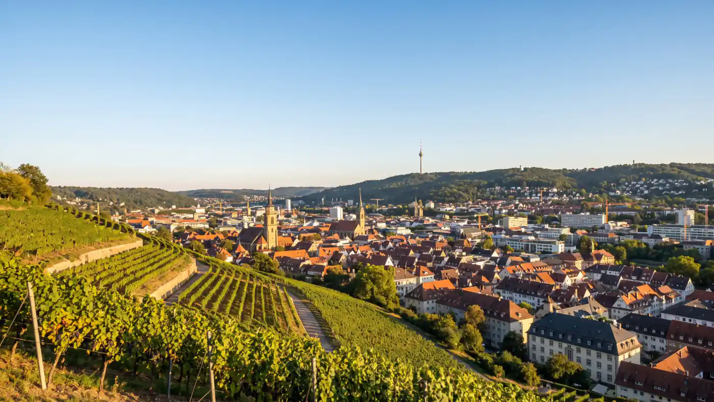 Blick &uuml;ber die Weinberge auf den Stuttgarter Talkessel mit Fernsehturm, Beratungsgebiet von Baufivergleich.de