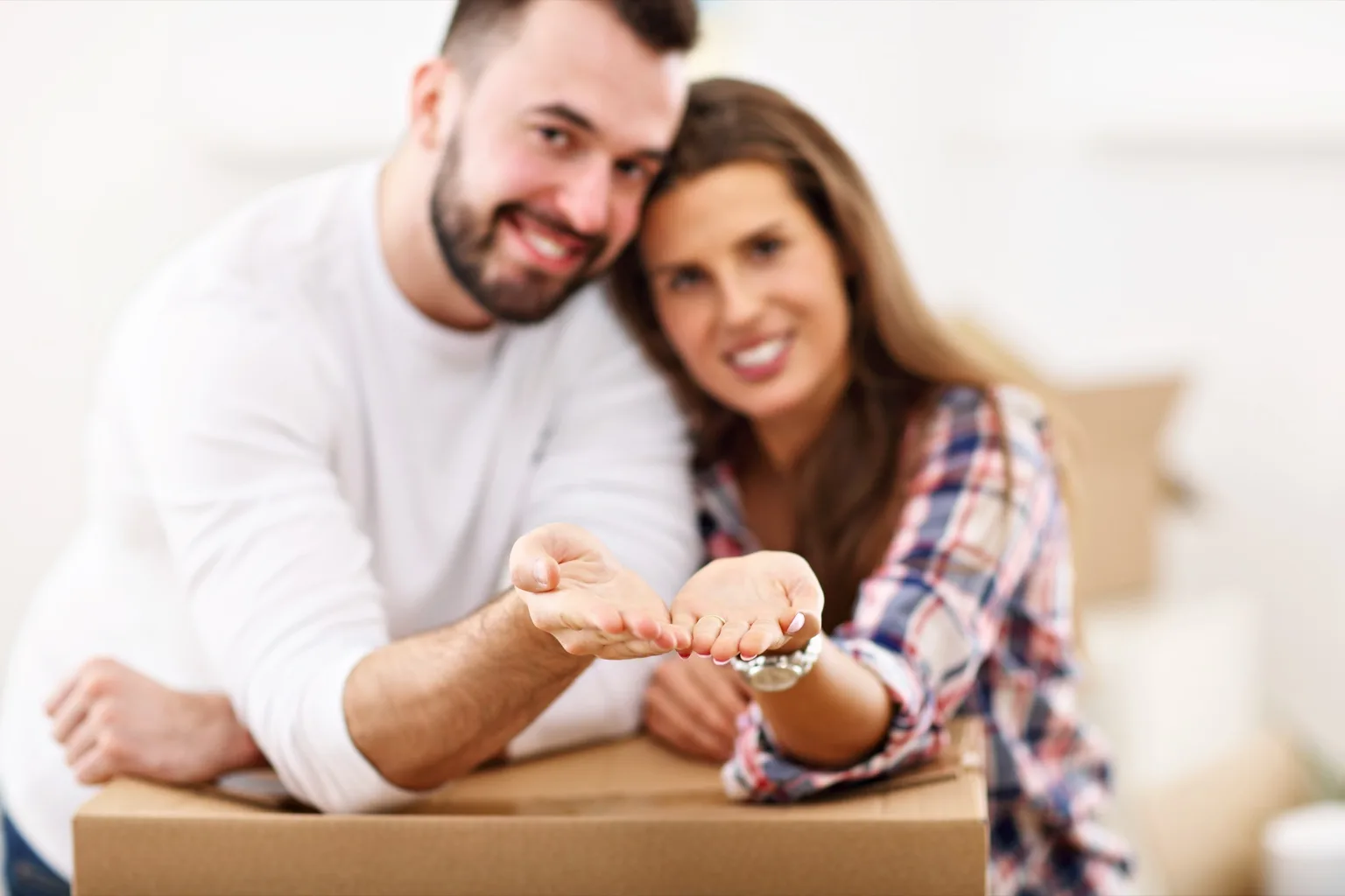 Paar mit Hausschlüssel in der eigenen Wohnung, Wohneigentum als größter Posten beim Medianvermögen Deutschlands