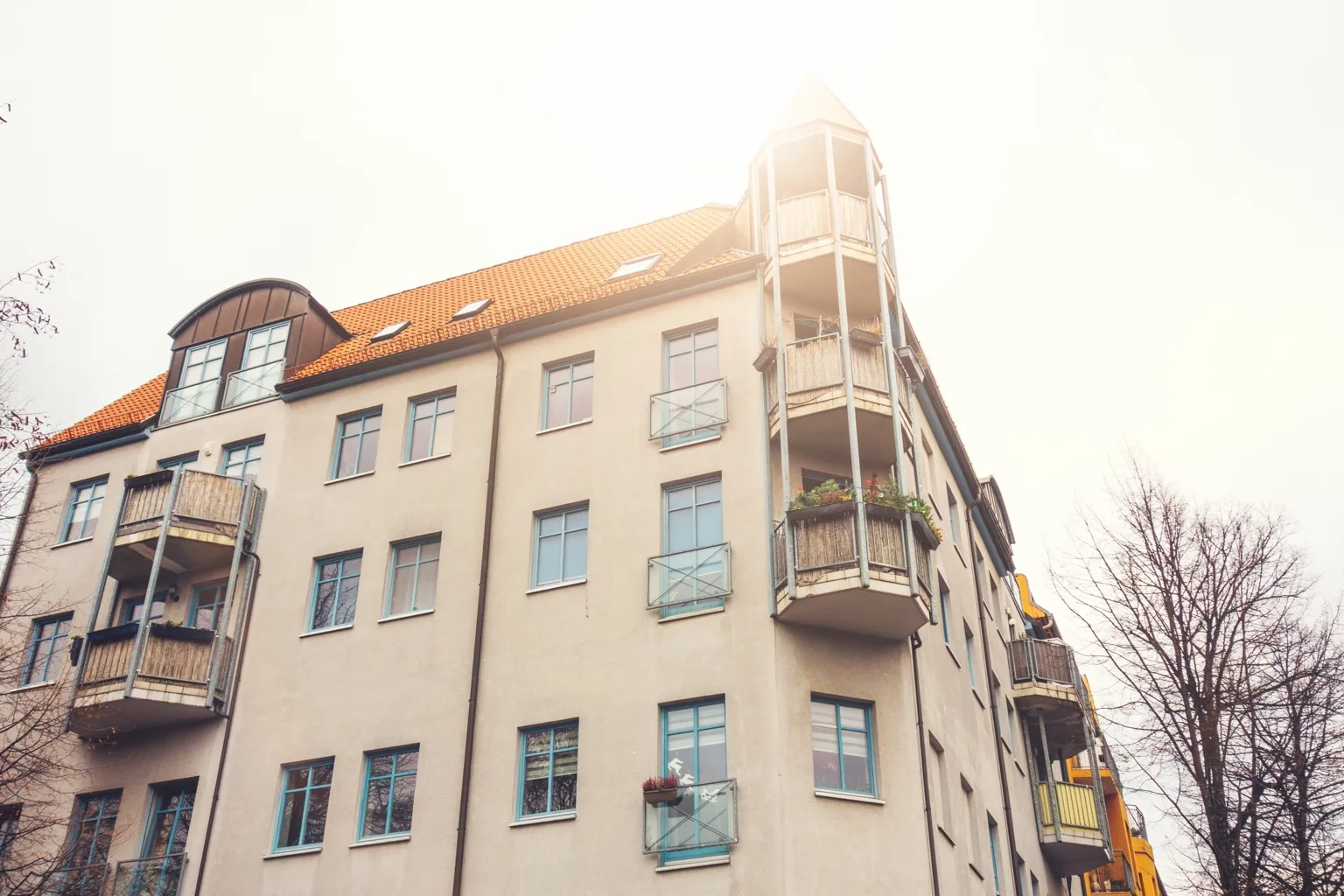 Wohnhausfassade an einer deutschen Wohnstraße, 52,8 Prozent der Bevölkerung leben zur Miete