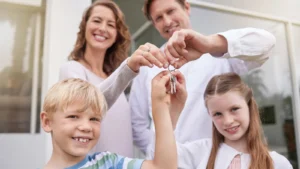 Familie hält die Schlüssel des geerbten Hauses in der Hand, Erbschaftssteuer Freibetrag bei der Immobilie