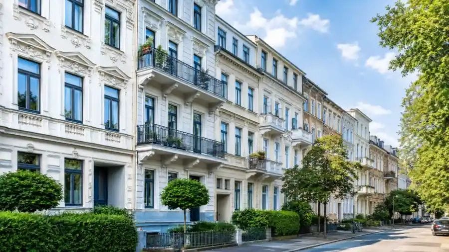 Gepflegte Mehrfamilienhaus-Zeile in Kassel mit sanierten Altbaufassaden als Beispiel für ein Renditeobjekt zur Finanzierung